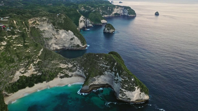 努沙佩尼达克林金海滩的鸟瞰图视频素材