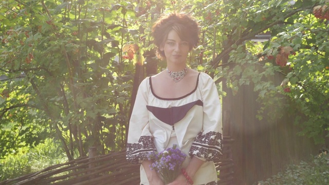 年轻快乐的女人视频素材画面1