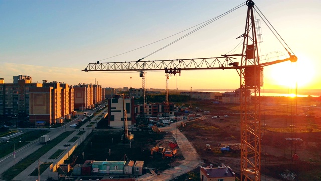 郊区的大型建筑工地。许多起重机在一个地点，建设新的社区。视频素材