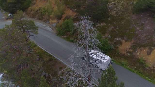 无人机拍摄露营车在道路上与山区-奥普兰，瑞典视频素材