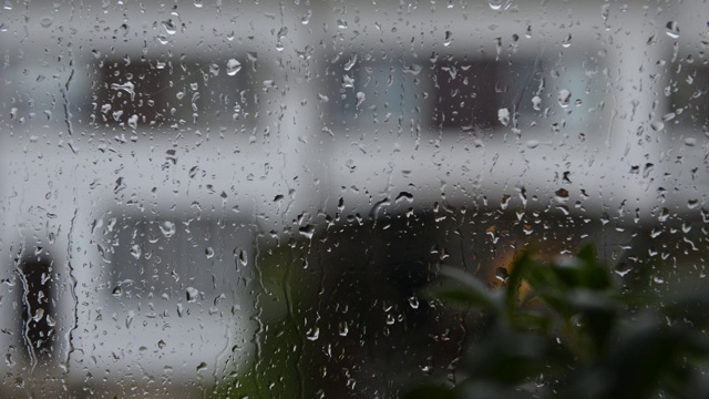 间隔拍摄的雨滴。水滴纹理在灰色的背景视频素材