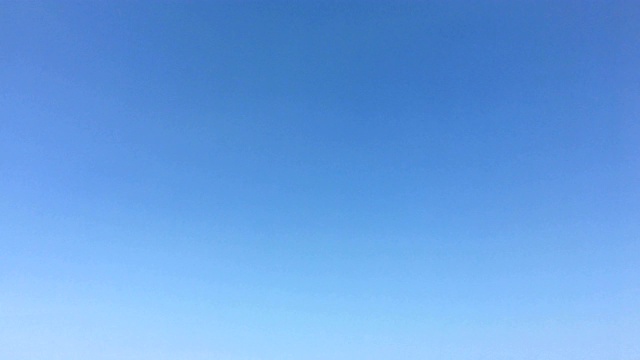 摄影师在热带岛屿工作视频素材画面3