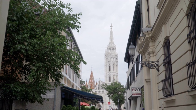 手持视角:沿着街道走到匈牙利布达佩斯Fisherman Bastion的Matthias教堂视频素材