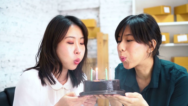 亚洲商界女性在办公室庆祝生日视频素材