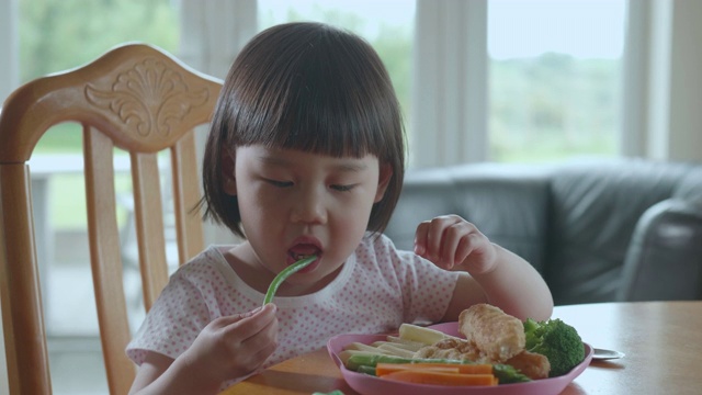 小女孩在家吃鱼子酱视频素材画面1