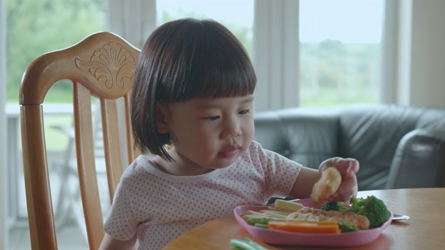 小女孩在家吃鱼子酱视频素材画面2