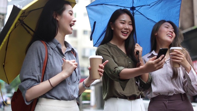 三个年轻女人走在城里视频素材