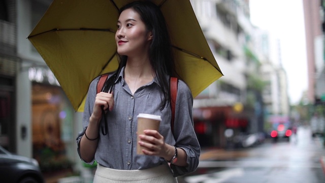 城里的年轻女子视频素材