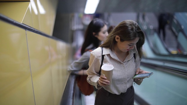 自动扶梯上的女人视频素材