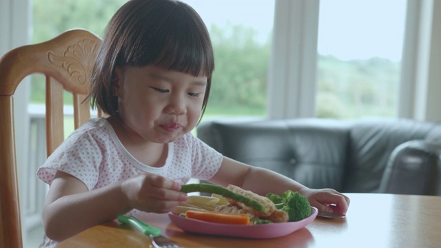 小女孩在家吃青豆视频素材画面2
