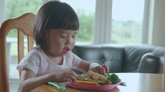 小女孩在家吃青豆视频素材画面3