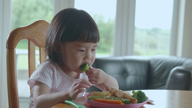 小女孩在家吃青豆视频素材画面4