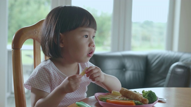 小女孩在家吃青豆视频素材画面3