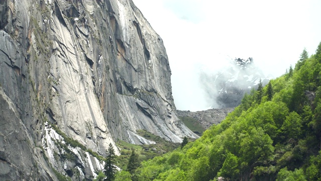 手持式低角度视角:四姑娘山徒步在昌平沟山谷或昌平山谷之一，中国视频素材