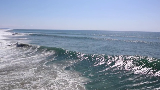 海浪在海洋中撞击视频素材