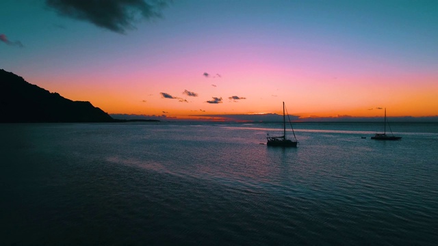 日落在天堂岛和帆船在泻湖上。完美的浪漫和放松假期和旅游在太平洋。旅行热带概念-鸟瞰无人机- 4K视频素材