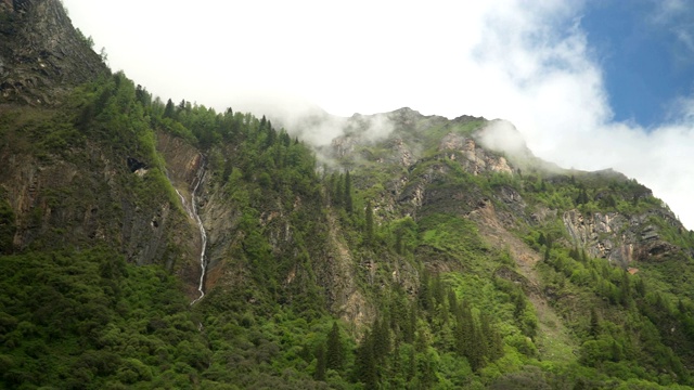 平移低角度的风景:在中国四川省四姑娘山国家公园的昌平沟或昌平谷徒步旅行时，可以看到美丽的自然山景视频素材