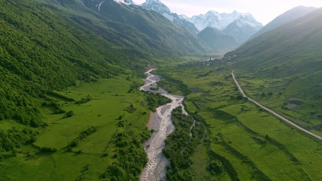 飞越峡谷。沿着河边的路，在山谷里视频素材