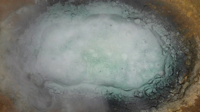 在冰岛Mudpot视频素材画面3