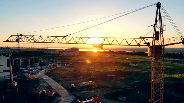 起重起重机在建筑区域内。房地产的概念。夕阳下的建筑工地。视频素材