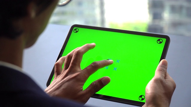 商务人士触摸数字平板绿色屏幕视频素材