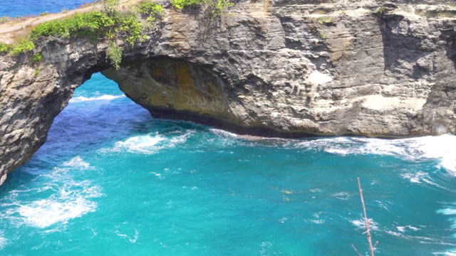 努沙佩尼达破碎海滩的特写和右全景相机。印尼巴厘岛视频素材