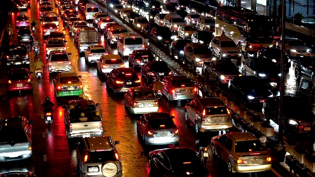 在泰国曼谷的雨夜，蓓芙兰路拥挤的交通堵塞。视频素材