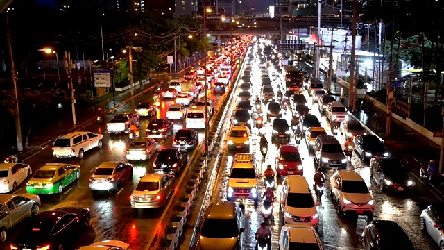 在泰国曼谷的雨夜，蓓芙兰路拥挤的交通堵塞。视频素材