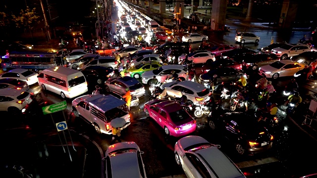 在泰国曼谷的雨夜，蓓芙兰路拥挤的交通堵塞。视频素材