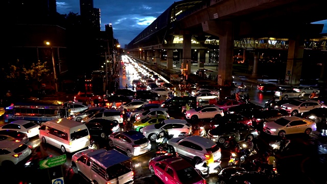 在泰国曼谷的雨夜，蓓芙兰路拥挤的交通堵塞。视频素材