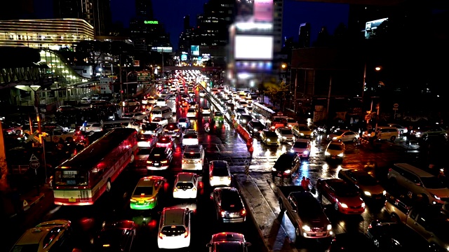 在泰国曼谷的雨夜，蓓芙兰路拥挤的交通堵塞。视频素材