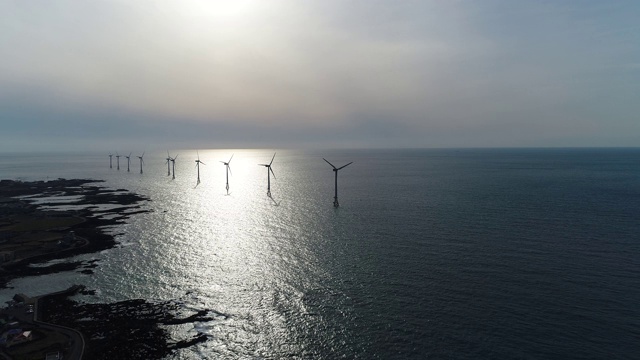 韩国济州岛，亚洲，海上风电场景观，配有航空涡轮机的海景视频素材