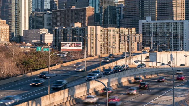 延时:费城高速公路和城市景观的天际线摩天大楼在日落在美国宾夕法尼亚州视频素材