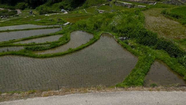 日本稻田上空的空中航迹。视频素材