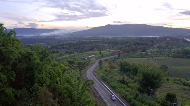 鸟瞰图的乡村道路通过绿色的热带雨林和山区视频素材