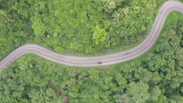 鸟瞰图的乡村道路通过绿色的热带雨林和山区视频素材