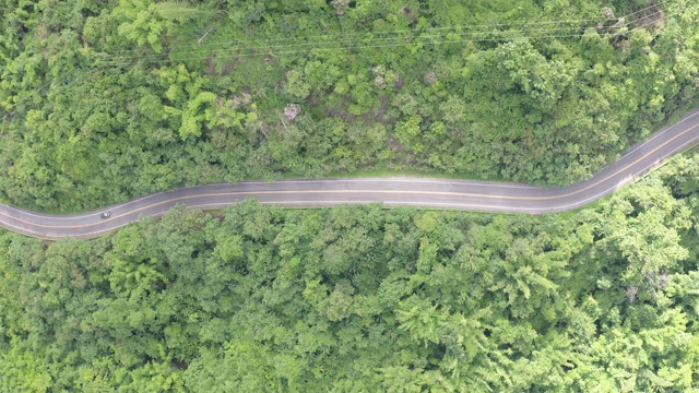 鸟瞰图的乡村道路通过绿色的热带雨林和山区视频素材