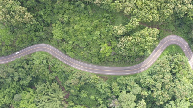 鸟瞰图的乡村道路通过绿色的热带雨林和山区视频素材