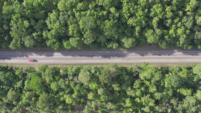 鸟瞰图的乡村道路通过绿色的热带雨林和山区视频素材