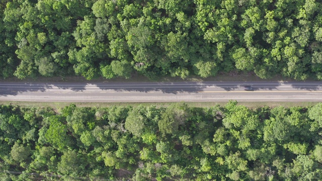 鸟瞰图的乡村道路通过绿色的热带雨林和山区视频素材