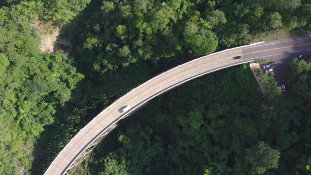 鸟瞰图的乡村道路通过绿色的热带雨林和山区视频素材