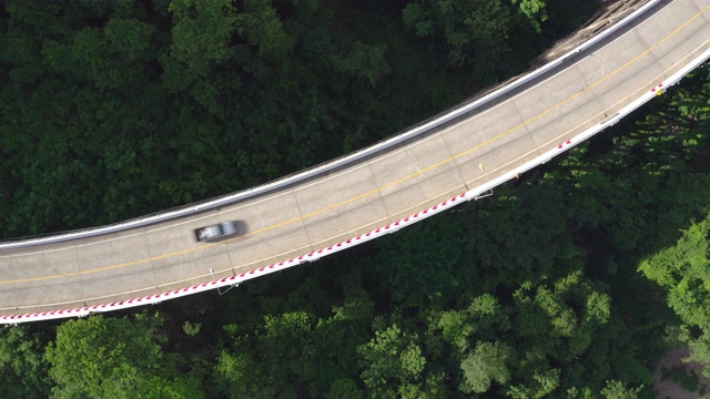 鸟瞰图的乡村道路通过绿色的热带雨林和山区视频素材