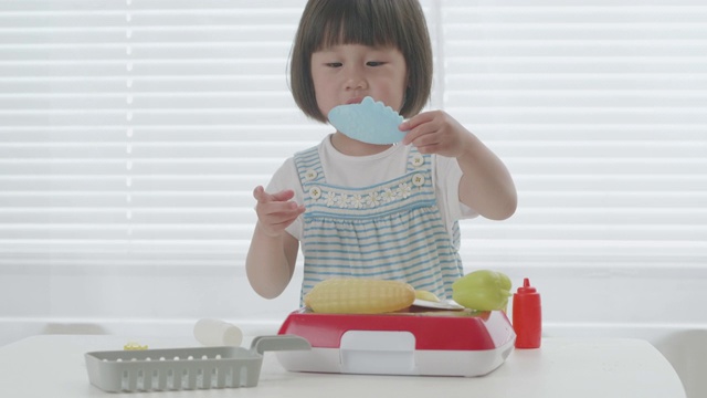 小女孩在家玩食物玩具视频素材