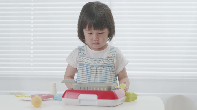 小女孩在家玩食物玩具视频素材