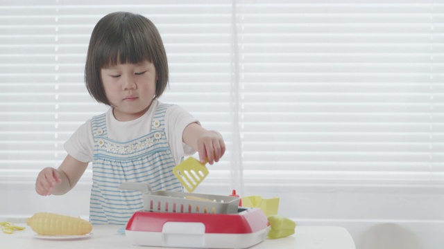 小女孩在家玩食物玩具视频素材