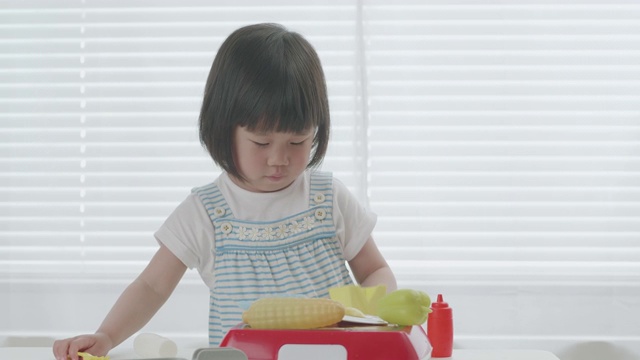 小女孩在家玩食物玩具视频素材