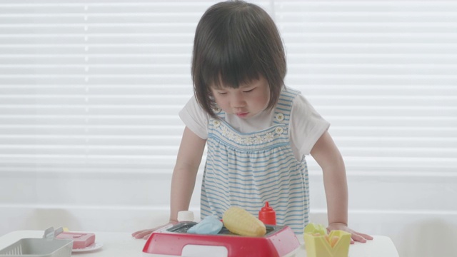 小女孩在家玩食物玩具视频素材