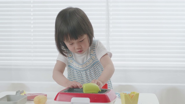 小女孩在家玩食物玩具视频素材