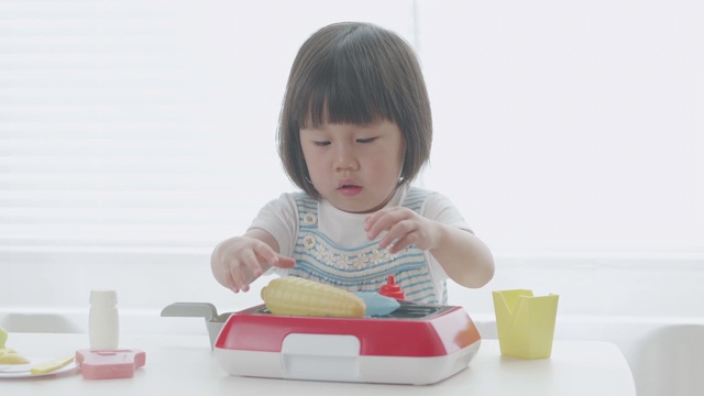 小女孩在家玩食物玩具视频素材