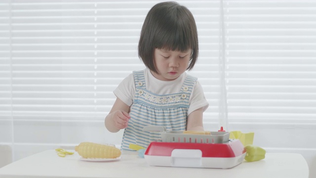 小女孩在家玩食物玩具视频素材